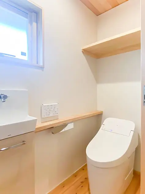 トイレは無垢の杉板を天井と床に使用